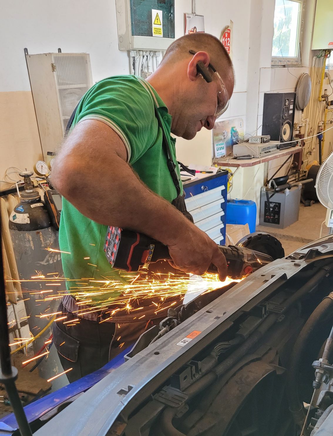 Tehnician reparÃ¢nd aer condiÈ›ionat auto